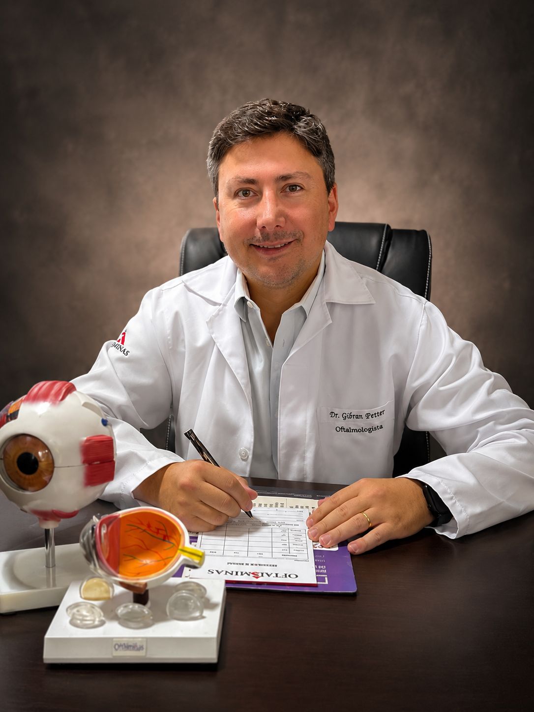Dr. Gibran Petter em seu consultório
